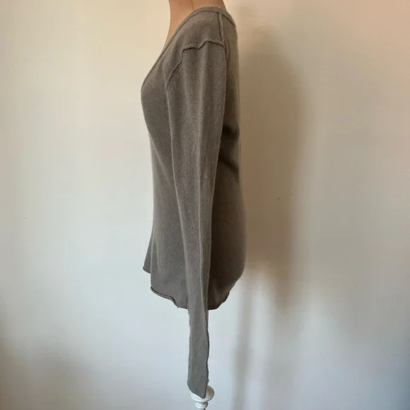 Inhabit Light Grey Cashmere Long Sleeve V-Neck Knit Pullover Sweater EUC Size M - Picture 2 of 7